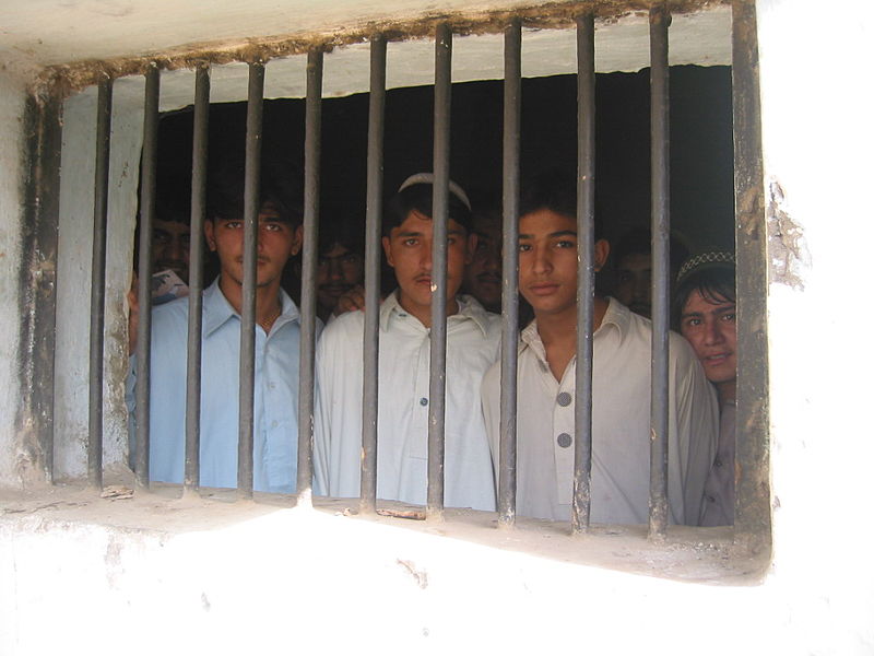 800px-Children_at_the_Bannu_Jail[1]